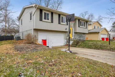 2313 Blackthorn Dr, Champaign, IL 61821