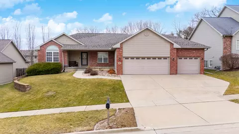 2211 Ridge Creek Dr, Bloomington, IL 61705