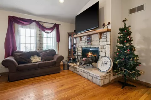 723 Tyler St, Genoa, IL 60135 photo 2