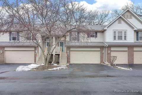 121 Meredith Ln, Streamwood, IL 60107