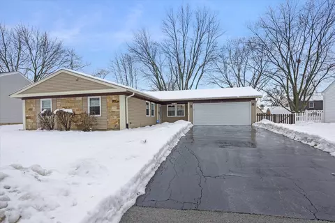 102 Paxton Ln, Schaumburg, IL 60194