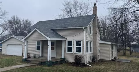910 Cedar St, Delavan, IL 61734