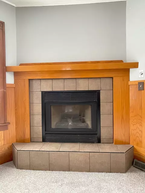Living - 409 W Lincolnway, Morrison, IL 61270 photo 2 of 4