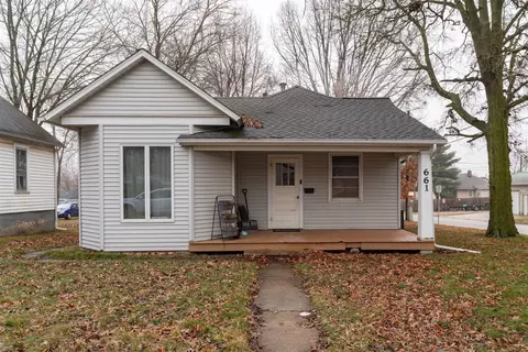 661 6th St, Lincoln, IL 62656