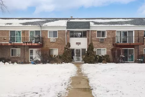 10389 Dearlove Rd #1A, Glenview, IL 60025