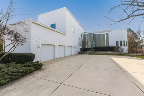 3961 Greenacre Dr, Northbrook, IL 60062