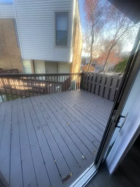 993 Spring Mill Dr, Hoffman Estates, IL 60169 photo 4