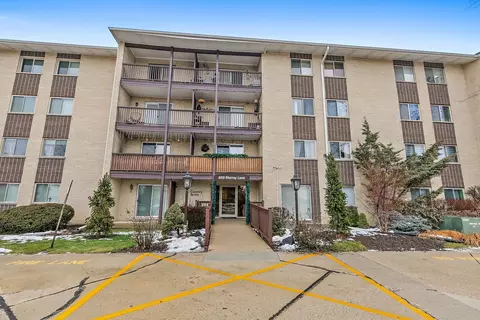 650 Murray Ln #403, Des Plaines, IL 60016