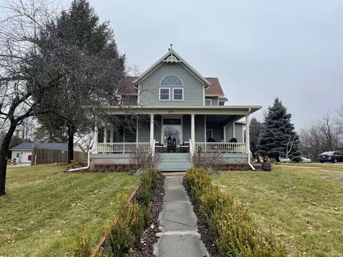 106 W Vine St, Le Roy, IL 61752
