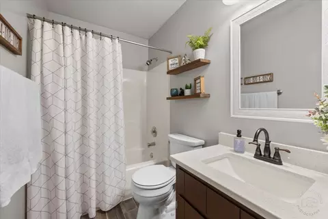 Bath - 504 Banbury Ave, Elburn, IL 60119 photo 2 of 2