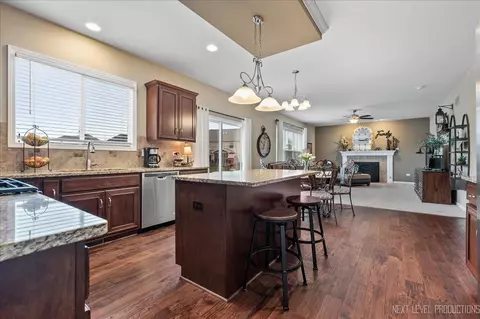 Kitchen - 14211 Chalk Hill Rd, Plainfield, IL 60544 photo 2 of 3