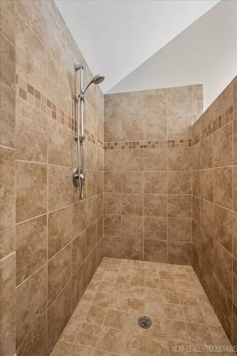 Bath - 14211 Chalk Hill Rd, Plainfield, IL 60544 photo 2 of 5