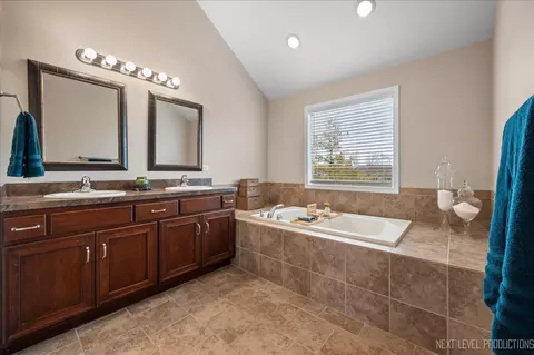 Bath - 14211 Chalk Hill Rd, Plainfield, IL 60544 photo 1 of 5
