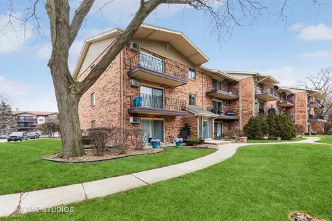 13948 Waterbury Dr #706, Crestwood, IL 60445