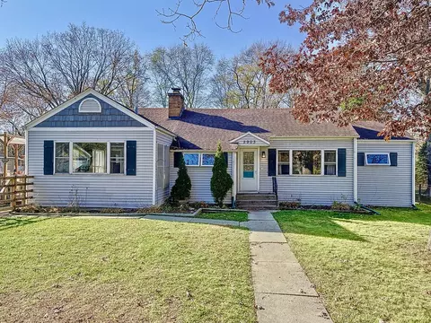2903 N Magellan Dr, Mchenry, IL 60051