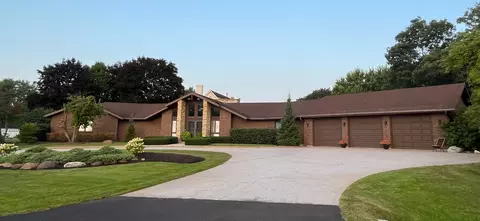 624 Beacon Dr, Lake Barrington, IL 60010