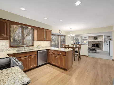 130 Sunset Ridge Rd, Willowbrook, IL 60527 photo 2