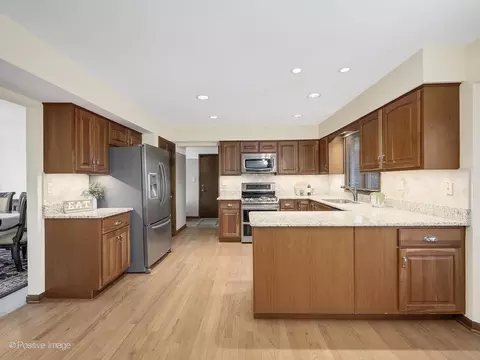 130 Sunset Ridge Rd, Willowbrook, IL 60527 photo 3