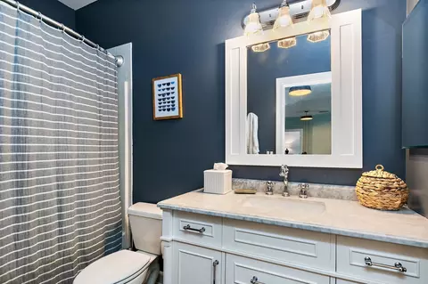 Bath - 738 Fox Run Dr, Geneva, IL 60134 photo 5 of 6