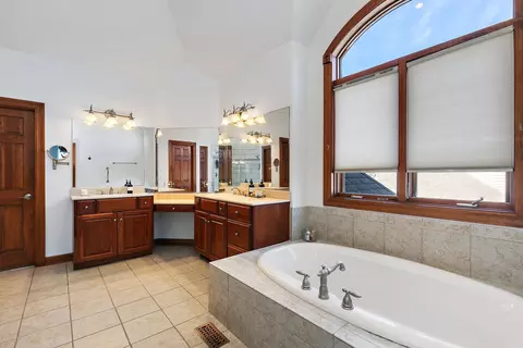 Bath - 738 Fox Run Dr, Geneva, IL 60134 photo 2 of 6