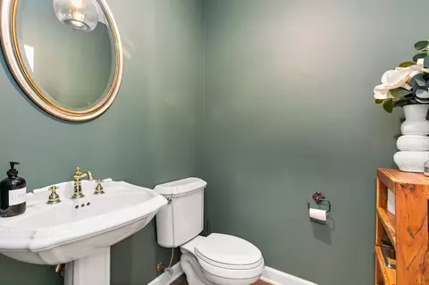 Bath - 738 Fox Run Dr, Geneva, IL 60134 photo 1 of 6