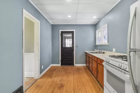 Bath - 464 Ryerson Ave, Elgin, IL 60123 photo 1 of 1