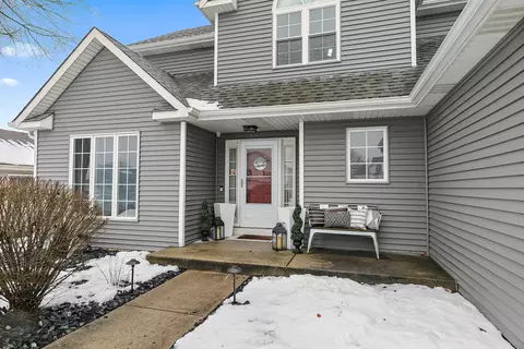 4713 Oregon Trl, Mchenry, IL 60050 photo 2