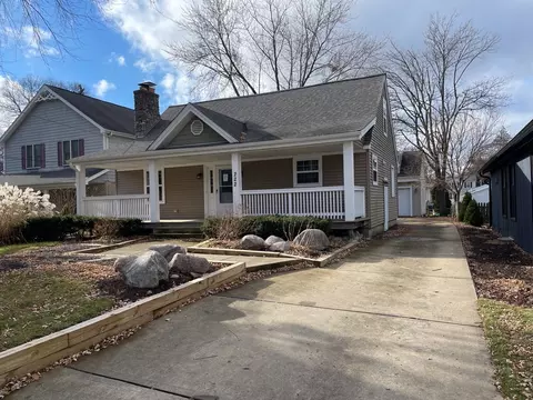 222 Raymond Ave, Barrington, IL 60010