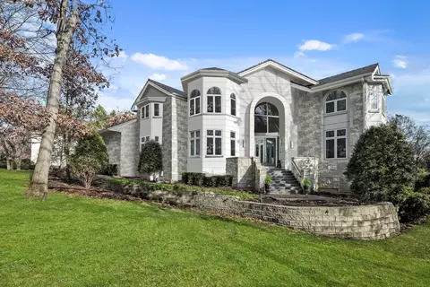 9520 Falling Waters Dr, Burr Ridge, IL 60527