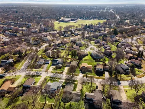 View/Area - 1649 Apache Dr, Naperville, IL 60563 photo 2 of 5