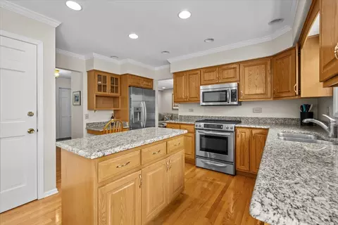 Kitchen - 1649 Apache Dr, Naperville, IL 60563 photo 2 of 3