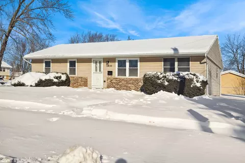 830 Robinson Ave, Streamwood, IL 60107