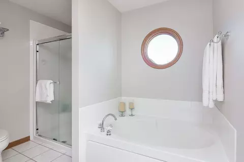 Bath - 1603 Stoddard Ave, Wheaton, IL 60187 photo 3 of 4