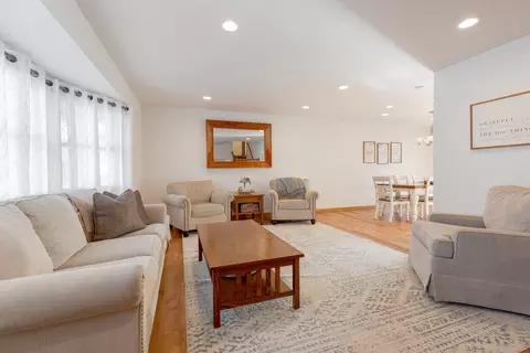 3970 Winston Dr, Hoffman Estates, IL 60192 photo 3
