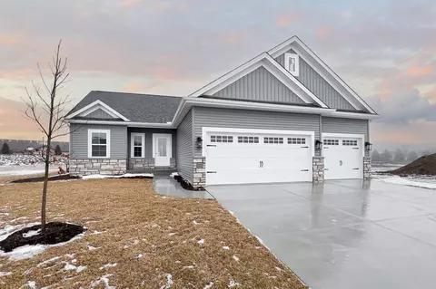 22 Stonehouse Ct, Bloomington, IL 61705