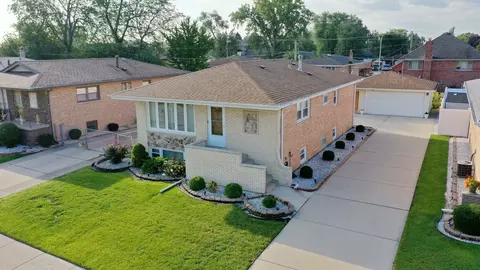 6421 W 84th Pl, Burbank, IL 60459