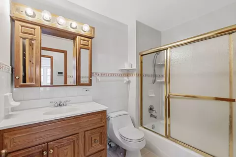 Bath - 1095 Hassell Rd, Hoffman Estates, IL 60169 photo 3 of 5