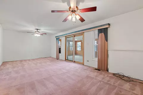Bedroom - 1095 Hassell Rd, Hoffman Estates, IL 60169 photo 2 of 3