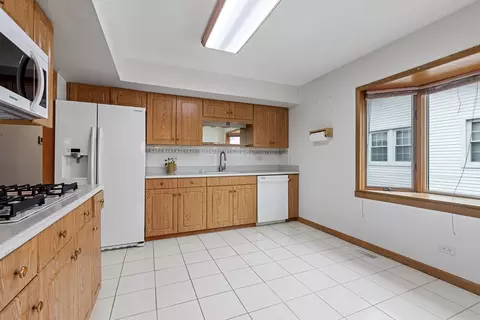 Kitchen - 1095 Hassell Rd, Hoffman Estates, IL 60169 photo 3 of 3