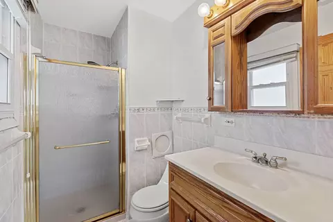 Bath - 1095 Hassell Rd, Hoffman Estates, IL 60169 photo 2 of 5