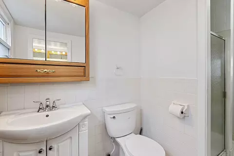 Bath - 1095 Hassell Rd, Hoffman Estates, IL 60169 photo 5 of 5