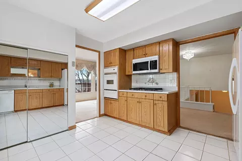 Kitchen - 1095 Hassell Rd, Hoffman Estates, IL 60169 photo 2 of 3