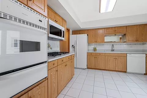 Kitchen - 1095 Hassell Rd, Hoffman Estates, IL 60169 photo 1 of 3