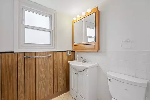 Bath - 1095 Hassell Rd, Hoffman Estates, IL 60169 photo 4 of 5