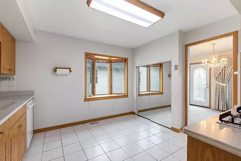 Bath - 1095 Hassell Rd, Hoffman Estates, IL 60169 photo 1 of 5