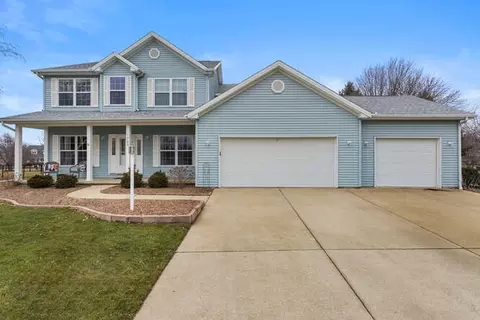 1703 Deer Run Dr, Mahomet, IL 61853