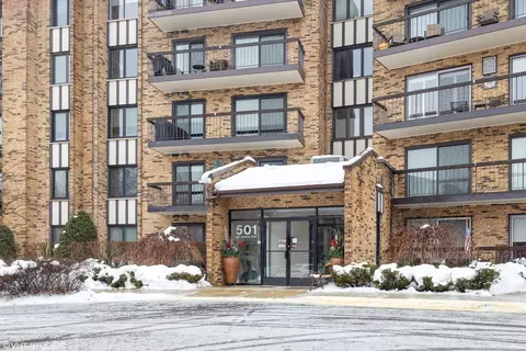 501 Lake Hinsdale Dr #210, Willowbrook, IL 60527