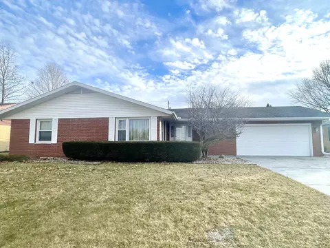 913 E Locust St, Ladd, IL 61329