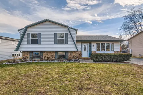 63 Hickory Dr, Lindenhurst, IL 60046