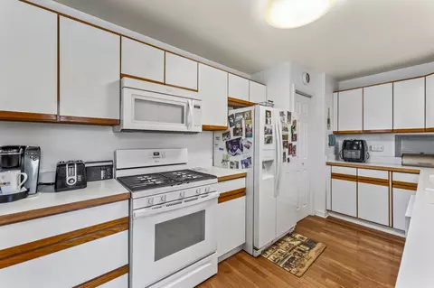 Kitchen - 378 S Wolf Rd, Wheeling, IL 60090 photo 2 of 2